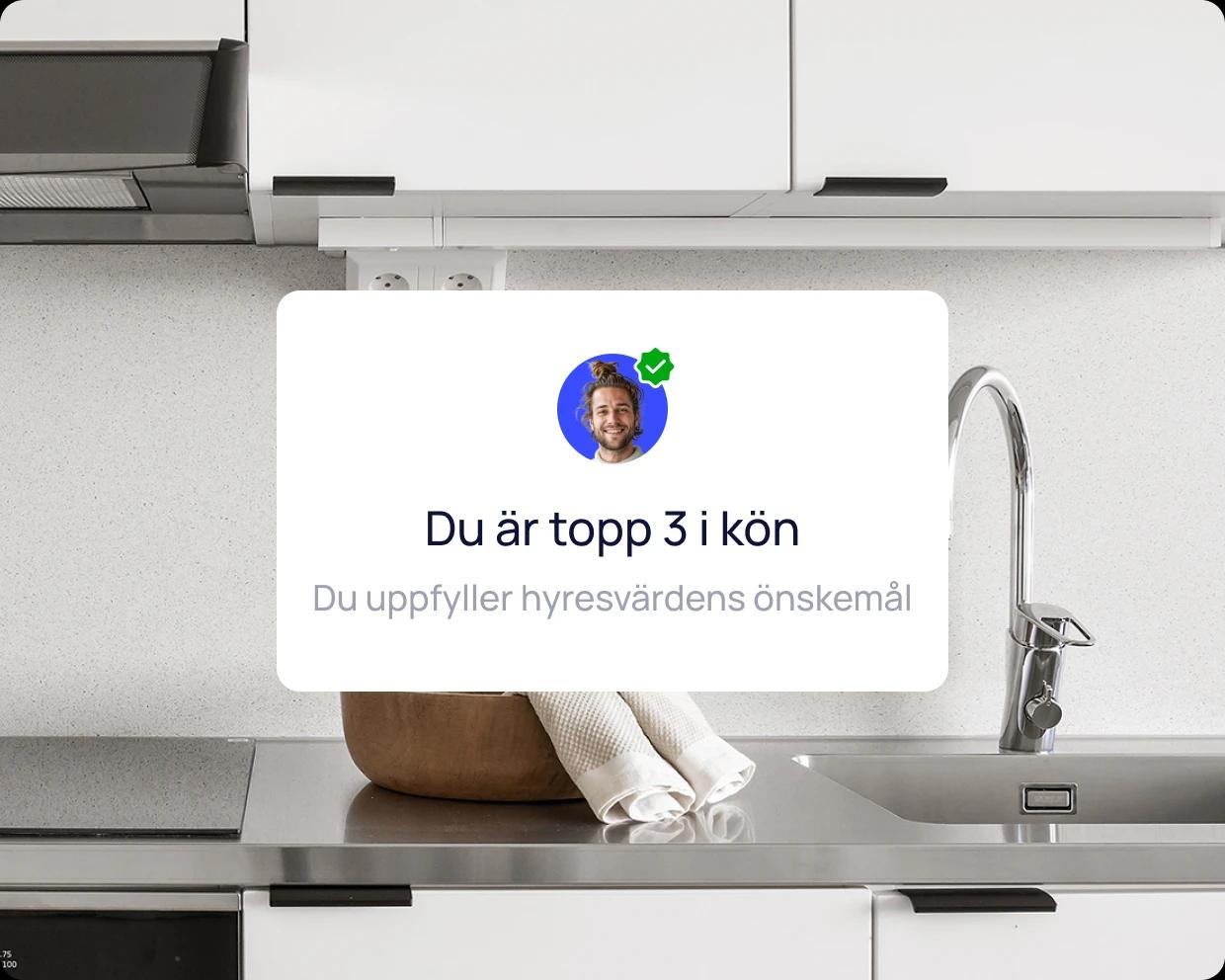 Fotografi av ett modernt kök, ovanpå bilden är ett grafiskt element från produkten som säger 'Du är topp 3 i kön' och 'Du uppfyller hyresvärdens önskemål'.