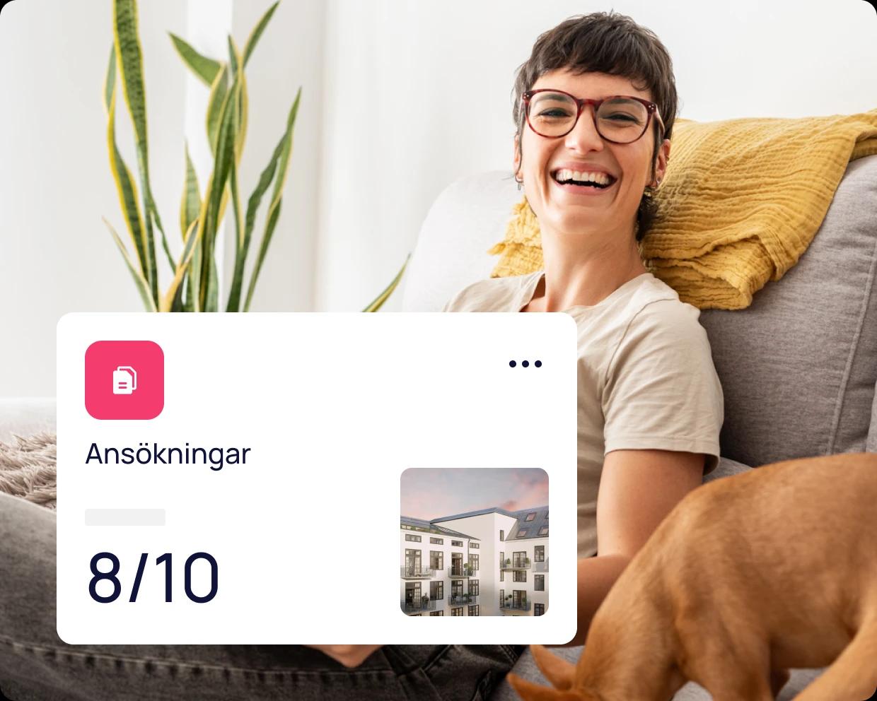 Ett fotografi av en kvinna som ler och umgås med sin hund i en mysig soffa i hennes hem. Ovanpå bilden finns en illustration som visar att prenumeranter på HomeQ+ får upp till 10 samtida intresseanmälningar.